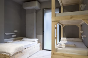 Quarto triplo, banheiro privativo (Accessible) | Wi-Fi de cortesia, roupa de cama, acesso para cadeiras de rodas