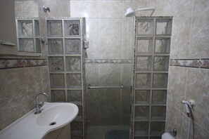 Standard-Apartment, 2 Schlafzimmer | Badezimmer | Dusche, Handtücher
