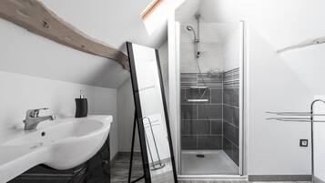 Shower, free toiletries, hair dryer, towels