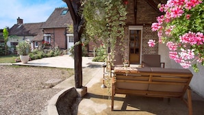 Unclassified image, 4 of 27, button - Clos d'Allonne (Allonne)