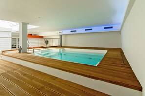 Indoor spa tub