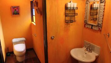 Chuveiro, toalhas de banho