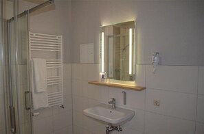 Shower, hair dryer, towels - Hotel Am Uenglinger Tor (Stendal)