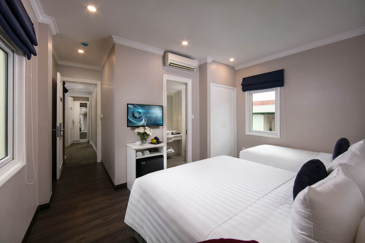 Hotelkamer met een groot bed, een bureau met een flatscreen televisie en een raam met uitzicht.