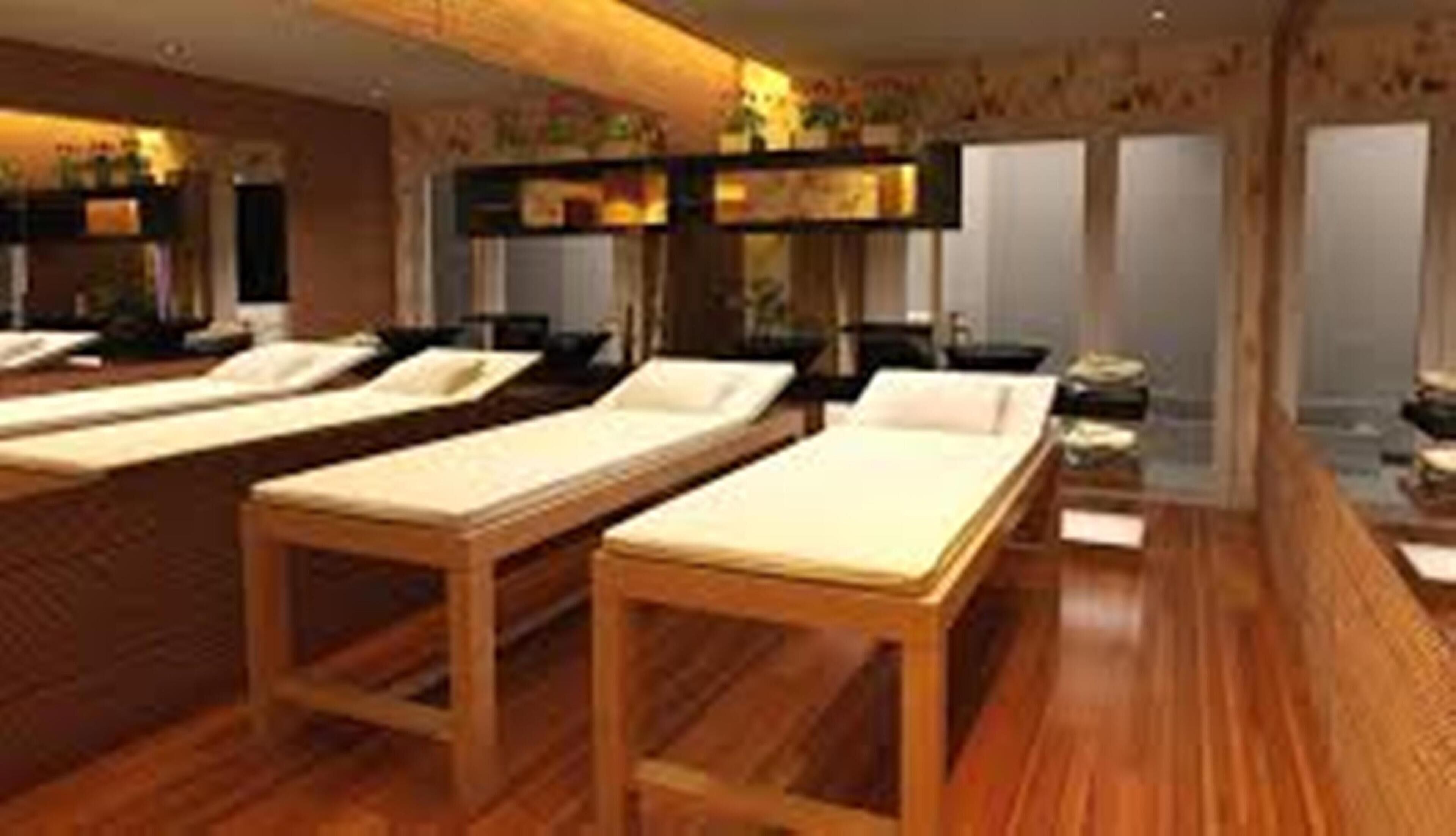 body treatments, hydrotherapy, aromatherapy, hot stone massages