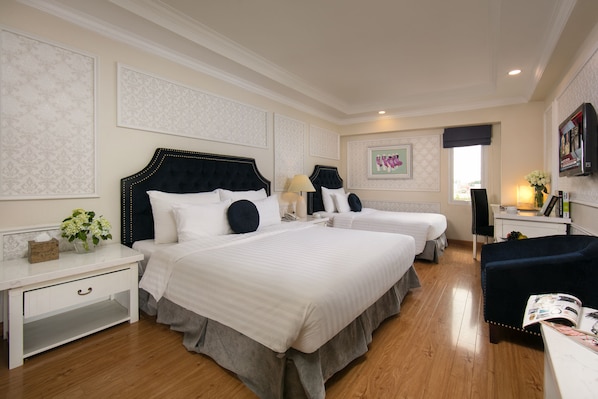 Habitación triple Deluxe, vista al patio | Ropa de cama de alta calidad y minibar 