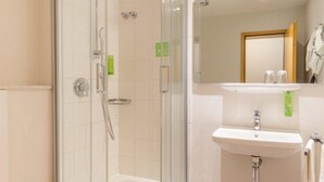 Baño | Artículos de higiene personal gratuitos, secador de pelo y toallas