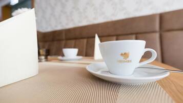 Desayuno buffet todos los días (EUR 7 por persona)