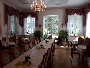 Free daily continental breakfast
