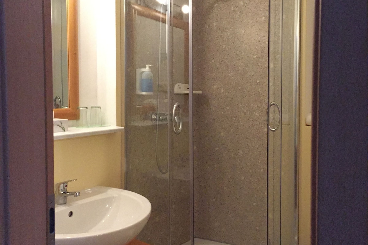 shower, free toiletries, towels