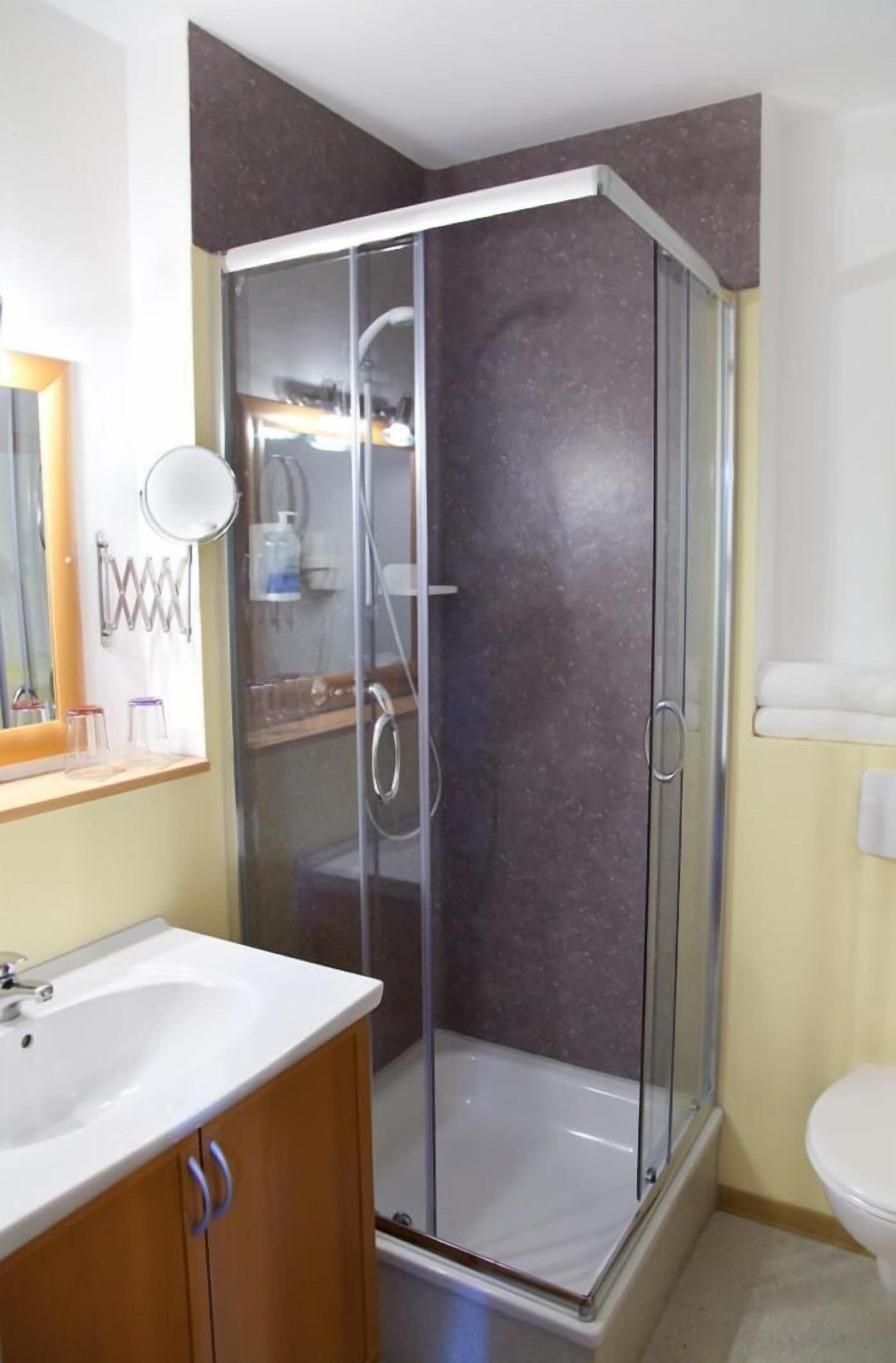 shower, free toiletries, towels