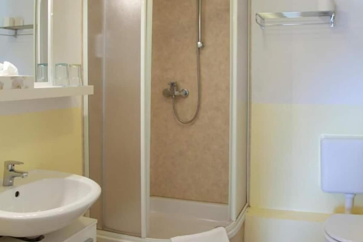 shower, free toiletries, towels