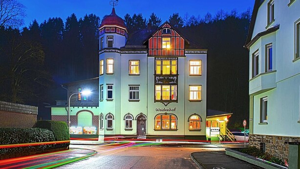 A historic building with a tower, multiple windows, and a sign reading "Weidenhof". - Hotel Weidenhof (Plettenberg)