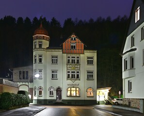 Front of property – evening/night - Hotel Weidenhof (Plettenberg)