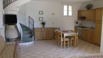 Biệt thự, 2 phòng ngủ | Khu phòng khách | TV màn hình phẳng