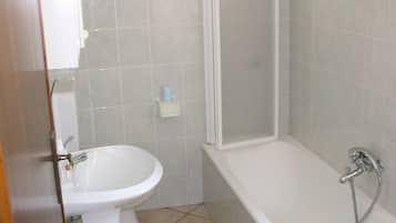 Biệt thự, 2 phòng ngủ | Phòng tắm | Buồng tắm vòi sen, chậu vệ sinh/vòi rửa, khăn tắm