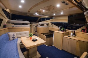 Huvila (Yacht) | Oleskelualue | Taulutelevisio