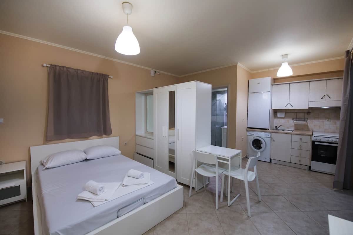 Studio | Desk, soundproofing, cribs (free), WiFi (free)