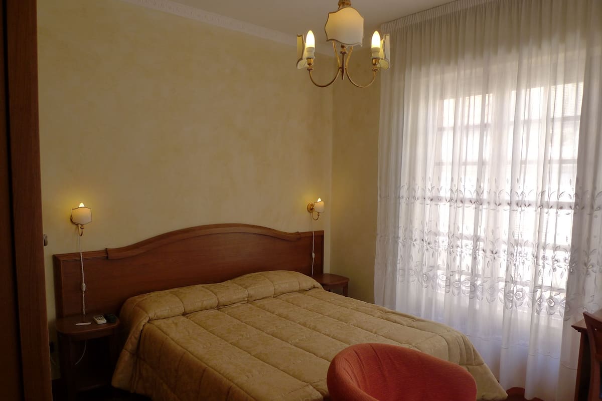 Doppel- oder Zweibettzimmer