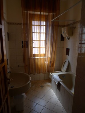 Ducha, artículos de tocador gratuitos, secador de pelo, bidet