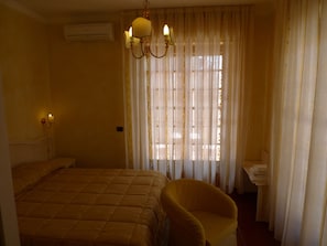 Double or Twin Room | Desk, rollaway beds, free WiFi, bed sheets - B&B Il Nido (Ricadi)