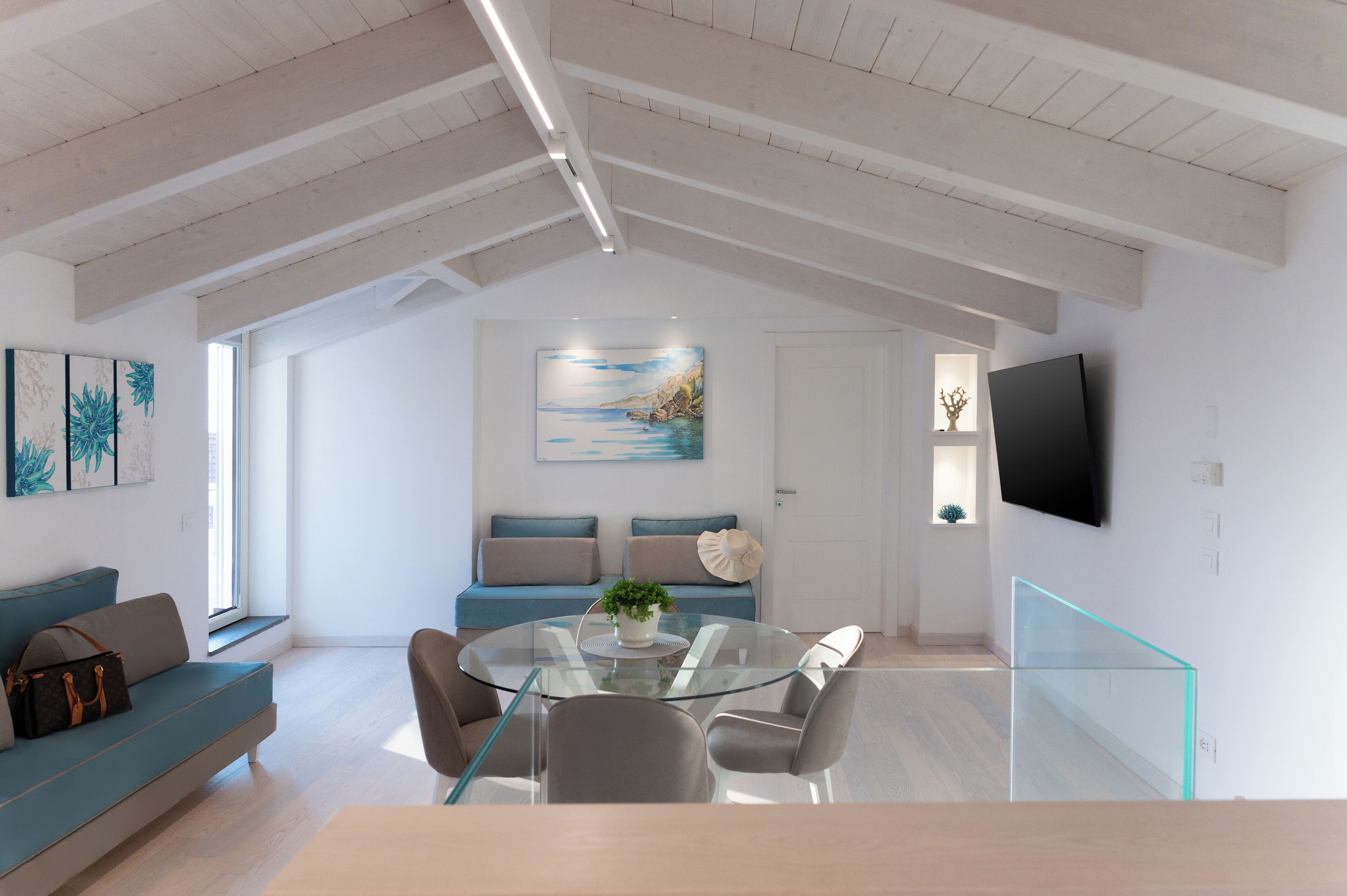 Apartment, eigenes Bad, Stadtblick | Wohnbereich | Flachbildfernseher