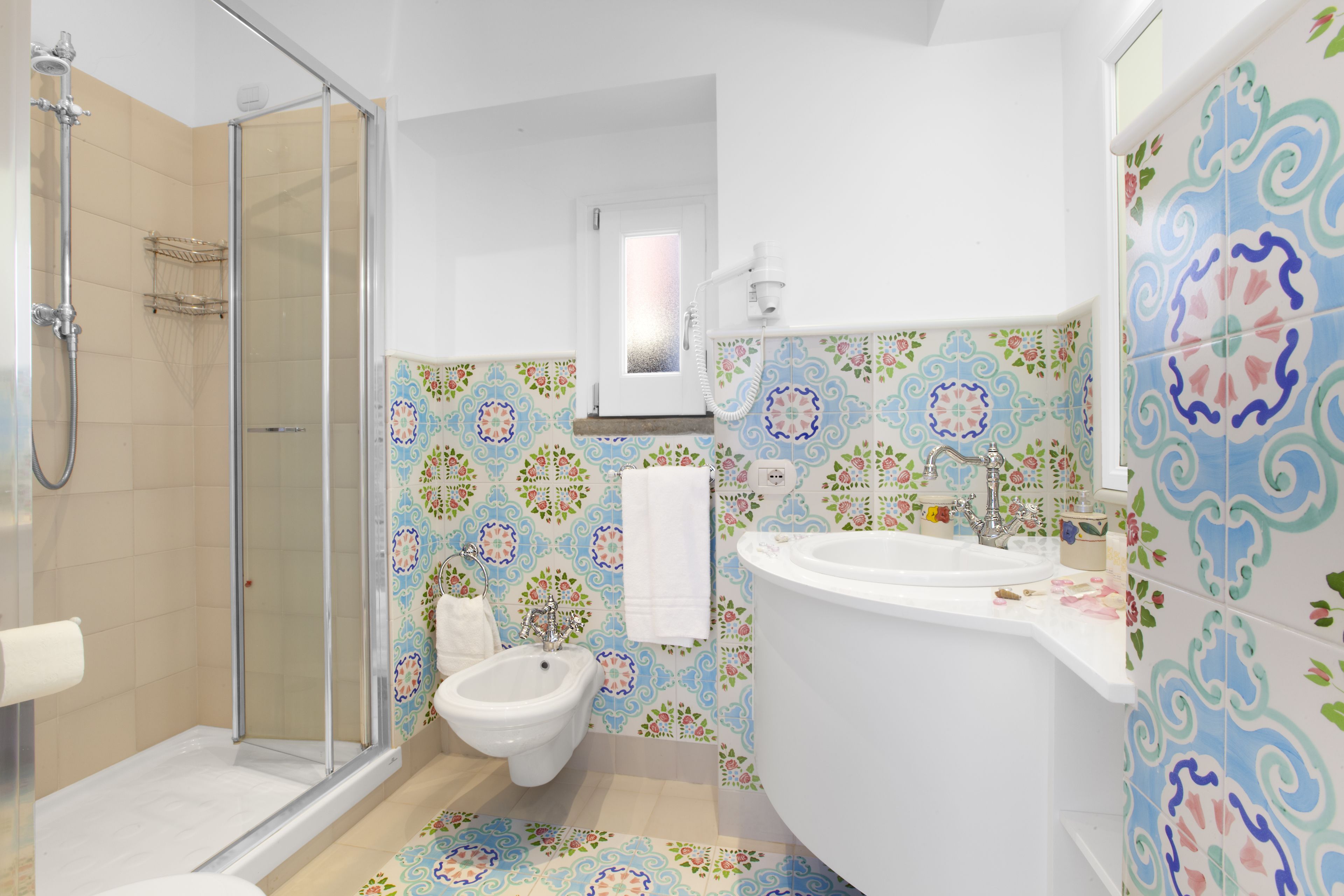 Un baño con ducha, bidé y lavamanos.