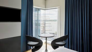 Room | In-room safe, desk, laptop workspace, iron/ironing board