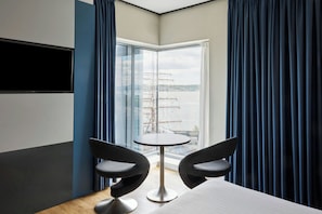 Room | In-room safe, desk, laptop workspace, iron/ironing board - Four Points Flex by Sheraton Dundee (Dundee)