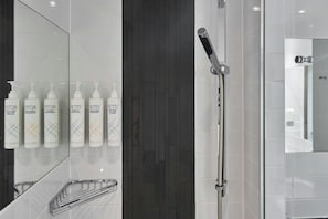 淋浴設備、免費盥洗用品、毛巾
