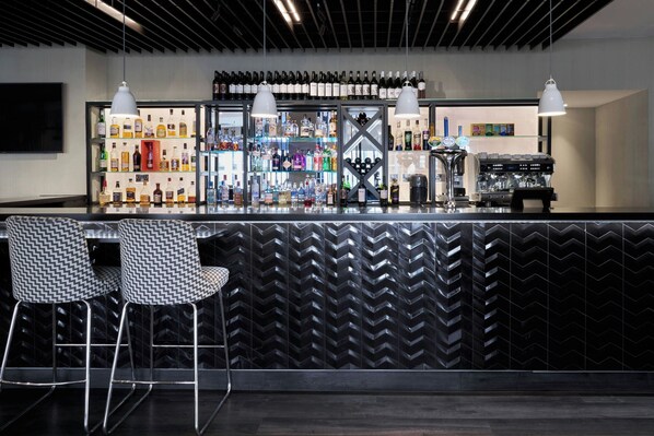 Bar (on property) - Four Points Flex by Sheraton Dundee (Dundee)