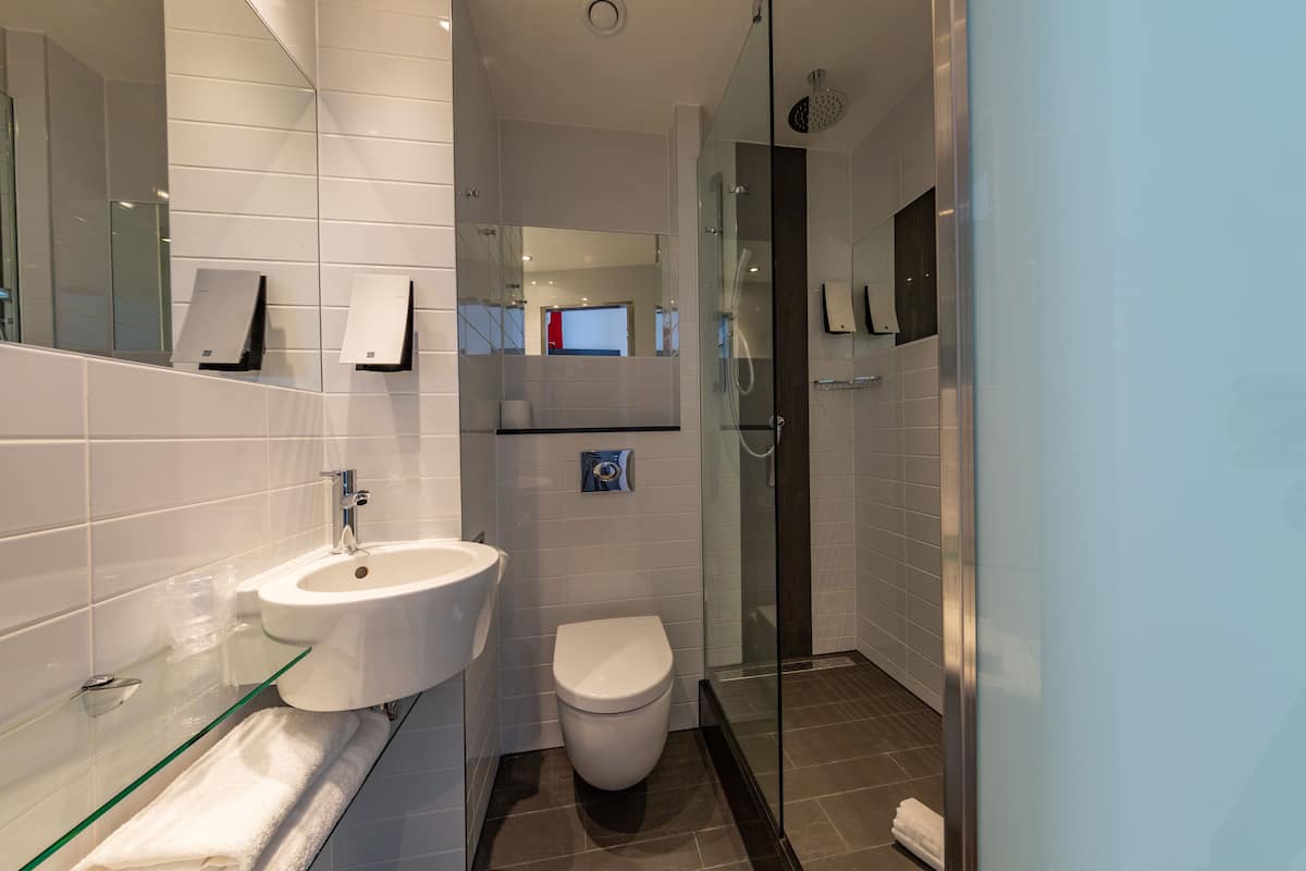 shower, free toiletries, towels