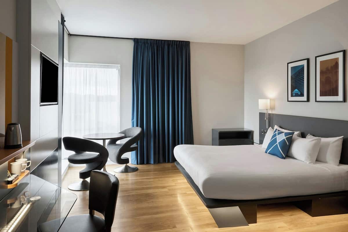 Chambre, 1 trĂšs grand lit | Coffre-fort, bureau, espace de travail pour ordinateurs portables