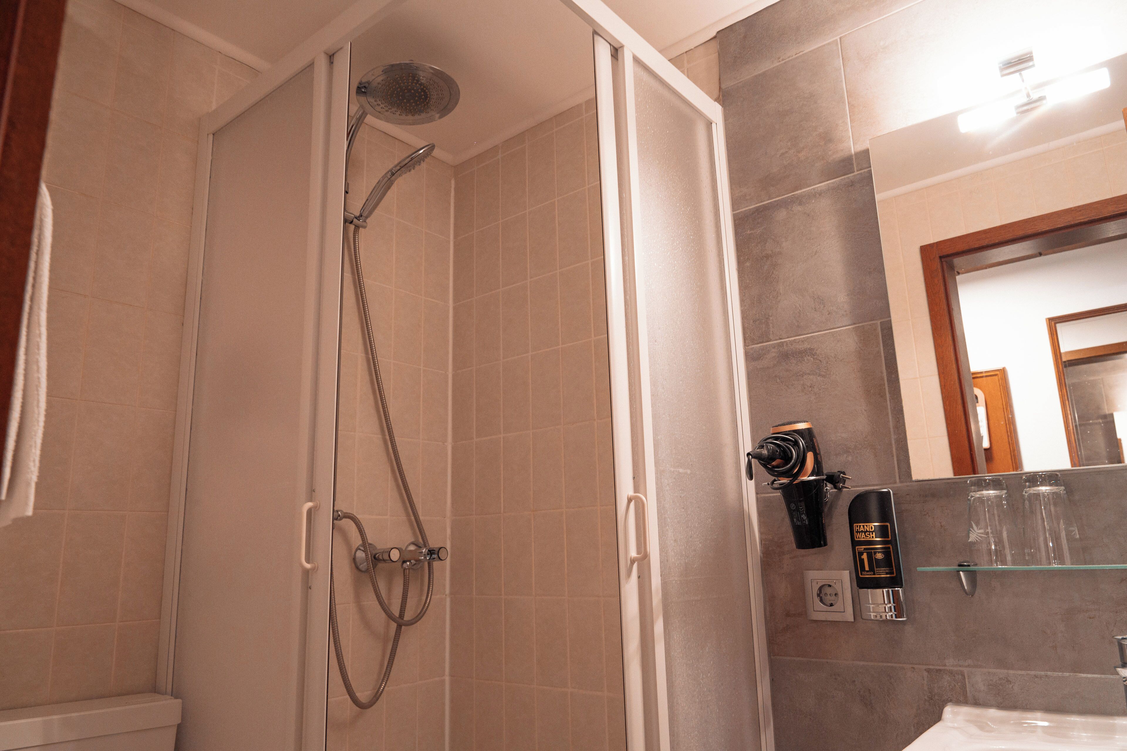 Ducha, artículos de higiene personal gratuitos, toallas y jabón