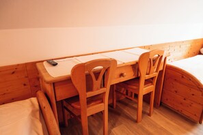 Twin Room | Desk, free WiFi, bed sheets - Gästehaus - Kipfenberg (Kipfenberg)