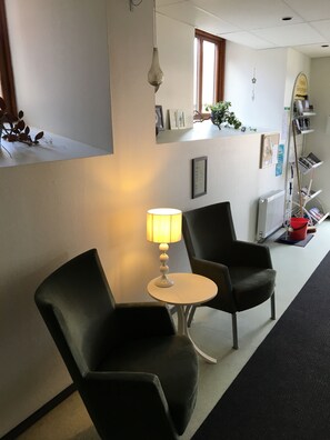 Coin salon dans le hall