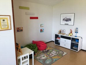 Children's play area - indoor - Hässleholmsgårdens vandrarhem - Hostel (Hassleholm)