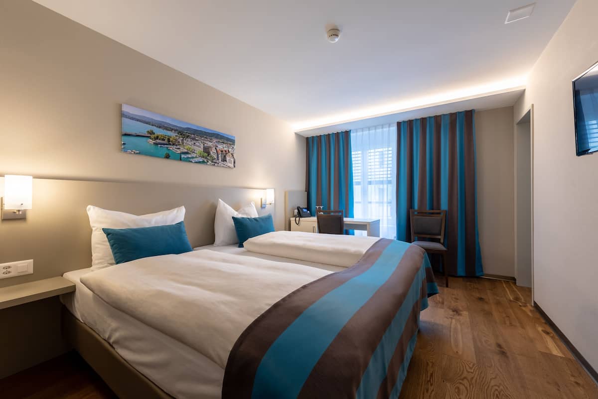 Twin kamer | Luxe beddengoed, een kluis op de kamer, een bureau, geluiddichte muren