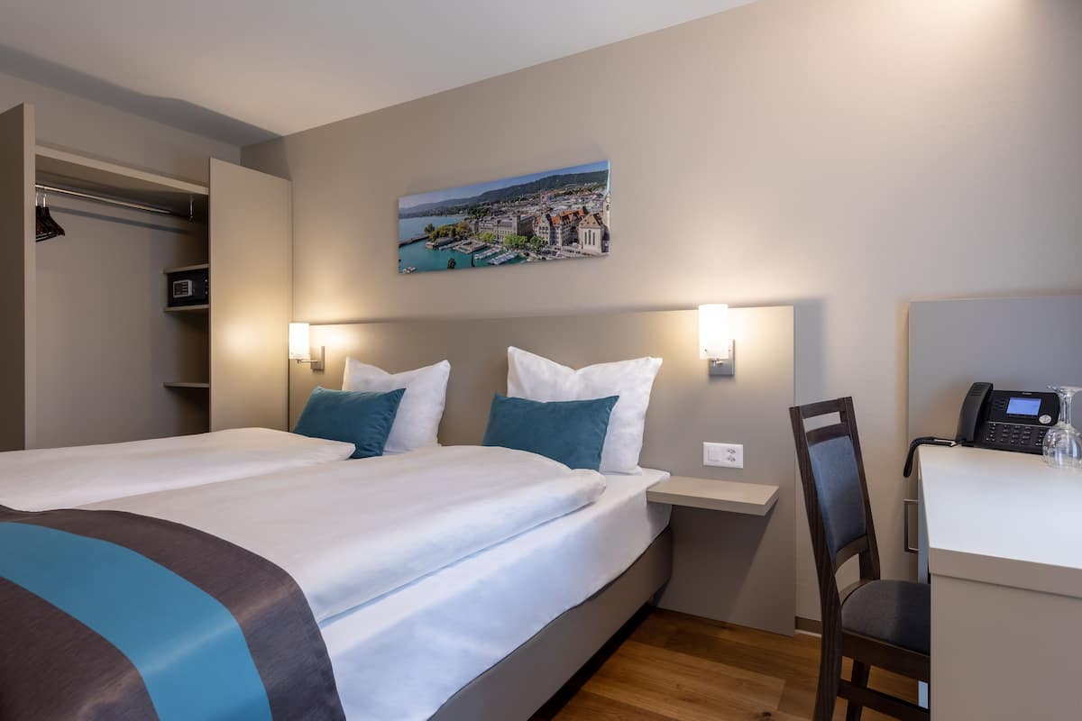 Luxe beddengoed, een kluis op de kamer, een bureau, geluiddichte muren