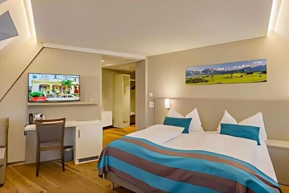 Premium bedding, in-room safe, desk, soundproofing
