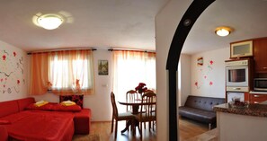 Departamento, 2 habitaciones, vista al jardín | Área de sala de estar | Televisión de pantalla plana 