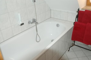 Buồng tắm vòi sen, khăn tắm