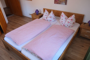 Phòng đôi tiện nghi đơn giản | Truy cập Internet không dây miễn phí, bộ trải giường