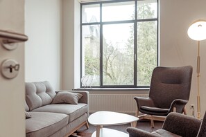 Leilighet – design, 1 soverom, 1. etasje | Oppholdsområde | En 45-tommers Flatskjerm-TV med kabel-kanaler samt TV og Netflix