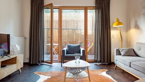 Leilighet – design, 1 soverom, terrasse, 1. etasje | Oppholdsområde | En 45-tommers Flatskjerm-TV med kabel-kanaler samt TV og Netflix