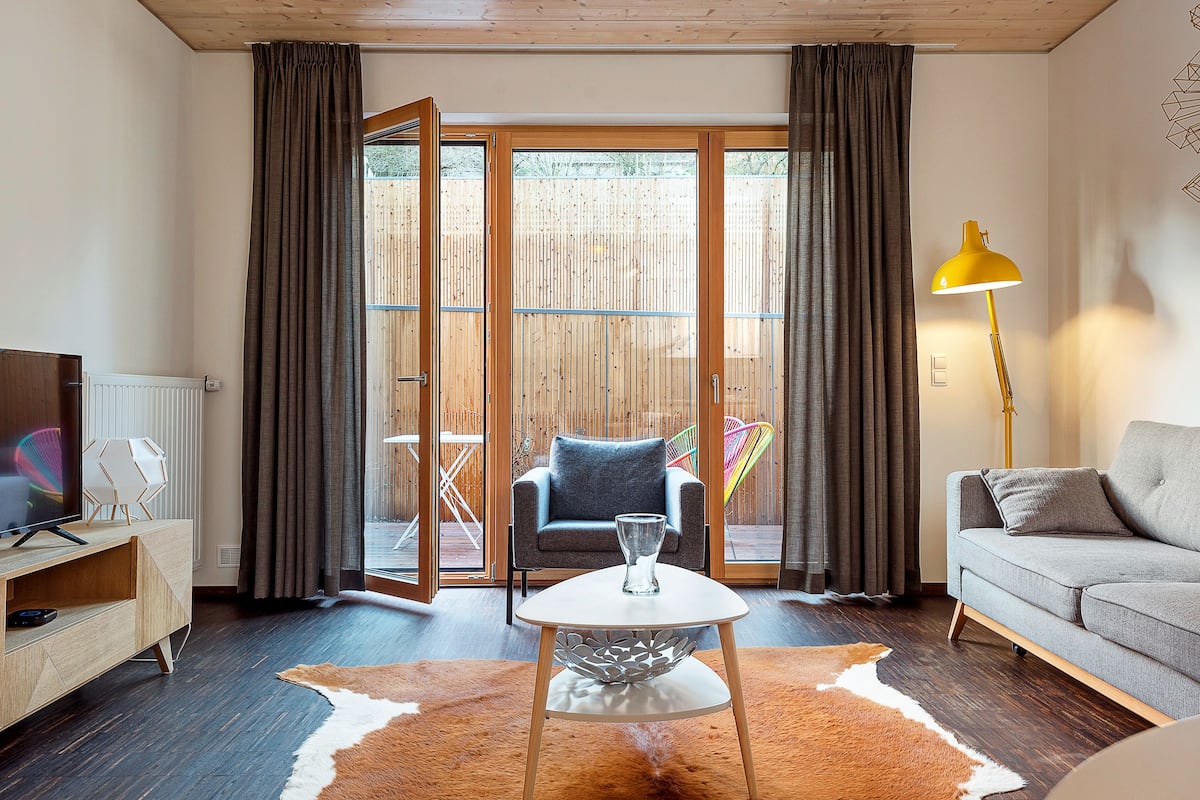 Design appartement, 1 slaapkamer, terras, op benedenverdieping | Woonruimte | Een 45-inch flatscreentelevisie met kabelzenders en een televisie
