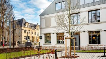 Vista frontal de la propiedad