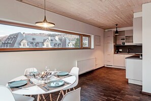 Attico Design, 2 camere da letto, terrazzo, al piano executive | Area soggiorno | TV a schermo piatto 45 pollici con canali via cavo, TV, Netflix