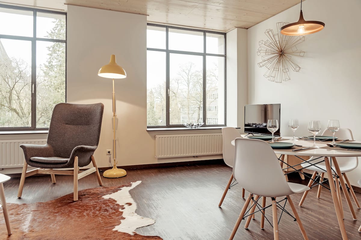 Design appartement, 1 slaapkamer, op benedenverdieping | Woonruimte | Een 45-inch flatscreentelevisie met kabelzenders en een televisie