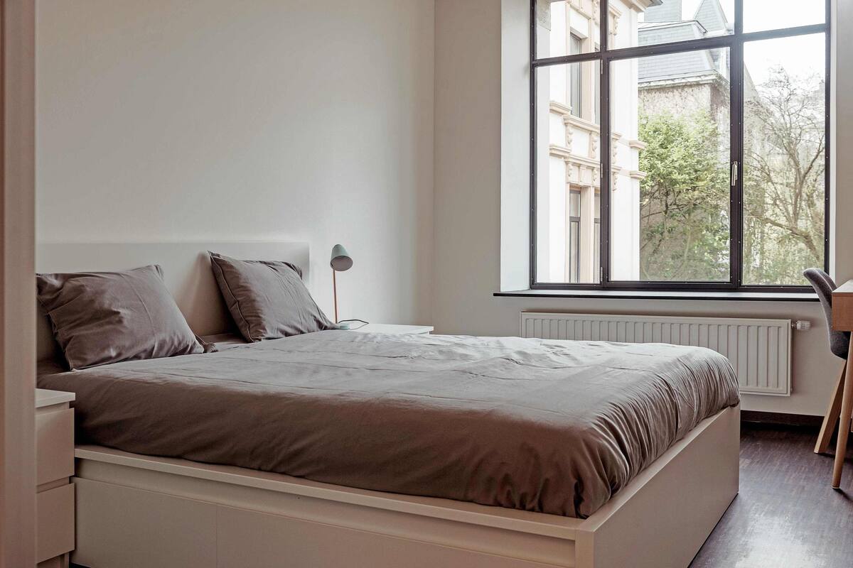 1 bedroom, blackout drapes, soundproofing